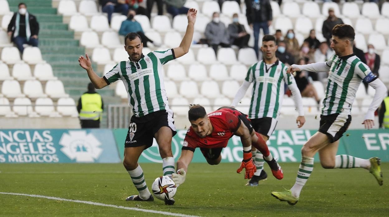 De las Cuevas disputa el balón al portero rival en El Arcángel