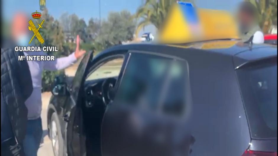 La Guardia Civil detiene a tres personas por falsificar y usurpar identidad en el examen del carné de conducir