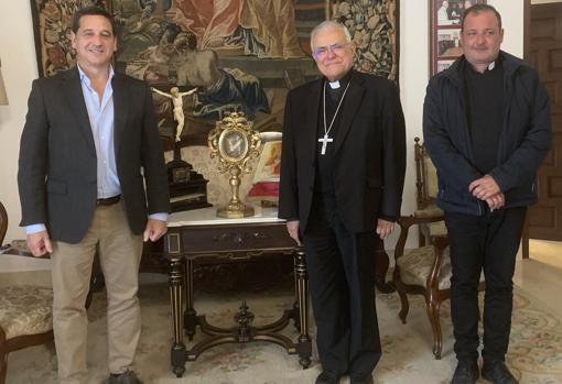 Juan Manuel Fernández, junto al obispo de Córdoba, Demetrio Fernández, y al padre Ángel Roldán con el relicario con los dos huesos de los mártires