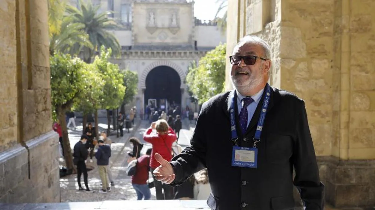 El guía e historiador Luis Recio en la Mezquita Catedral de Córdoba durante la entrevista a ABC