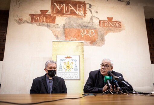 El arzobispo de Granada junto al sacerdote ucraniano que le ha acompañado en su comparecencia