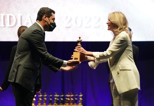 Momento dela entrega del galardón a la presentadora Sandra Golpe