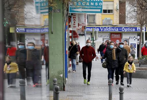 Una familia pasaeando por el barrio de Santa Rosa