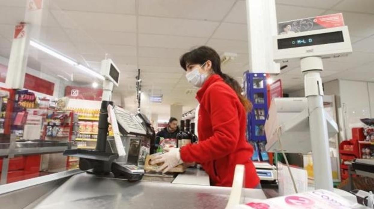 Una tabajadora de un supermercado durante su jornada laboral