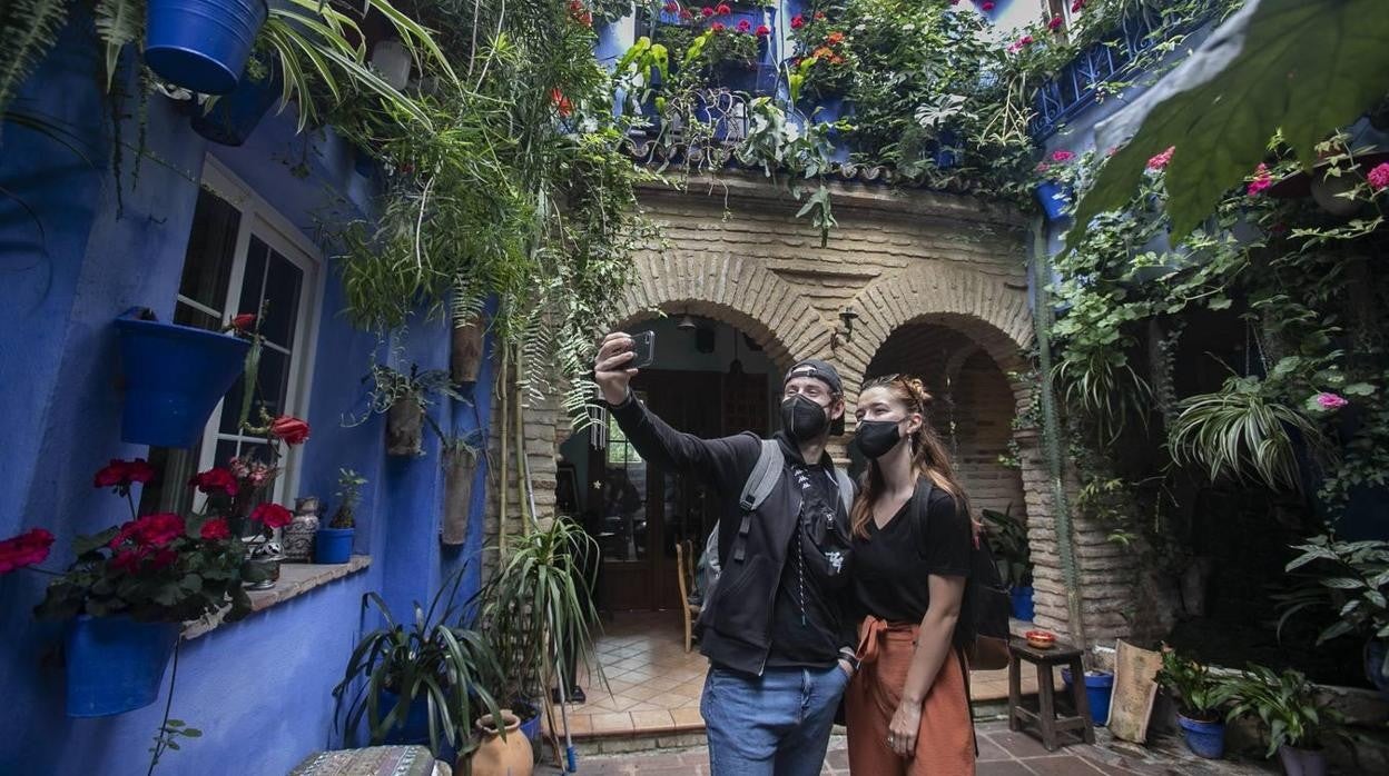 Dos visitantes en un patio durante la pasada edición del festival