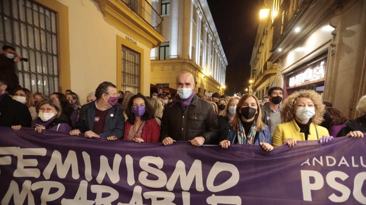 Manifestación feminista por la calle Tetuán de Sevilla