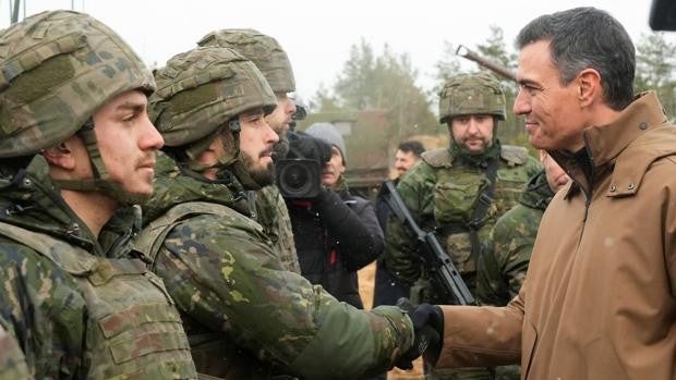 Sánchez visita a las tropas españolas en Letonia, con 200 soldados de la Base de Cerro Muriano de Córdoba