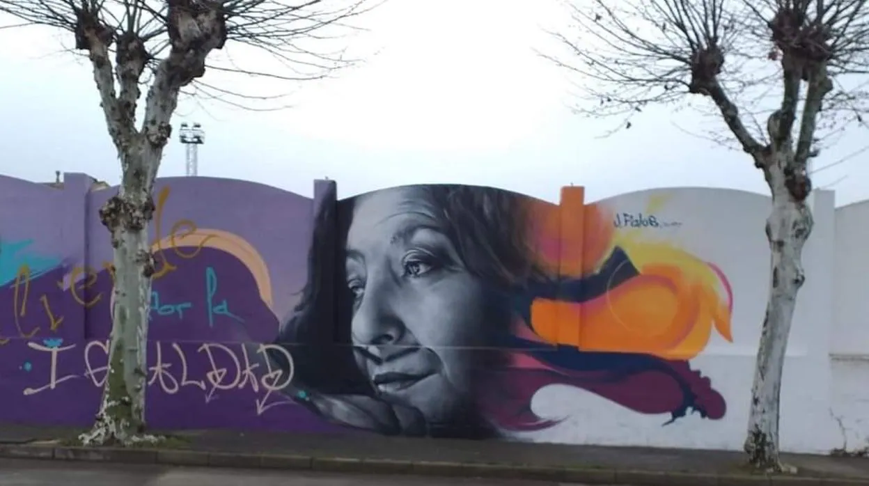 El mural de la igualdad de Valverde, con pintadas sobre la imagen de Almudena Grandes