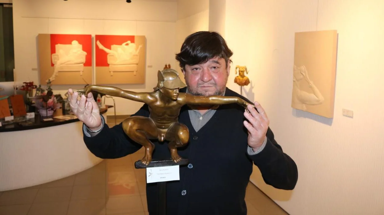 José Manul Belmonte posa con una de sus esculturas en la muestra inaugurada en La Coruña