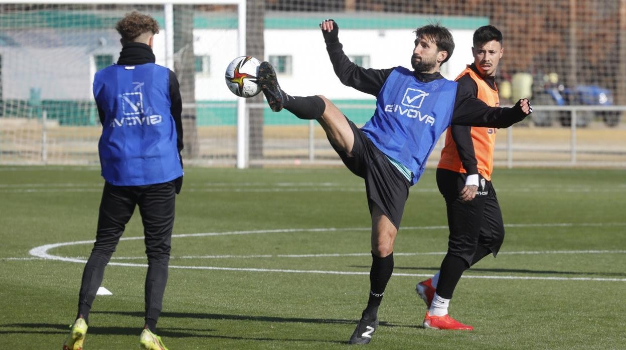 El centrocampista del Córdoba CF Álex Bernal toca el balón