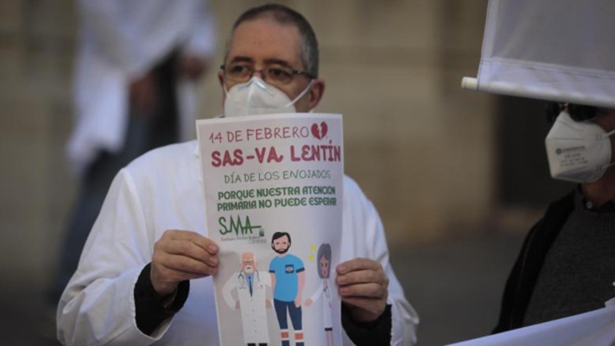 Un médicos durante una protesta de facultativos en Sevilla por las condicione laborales