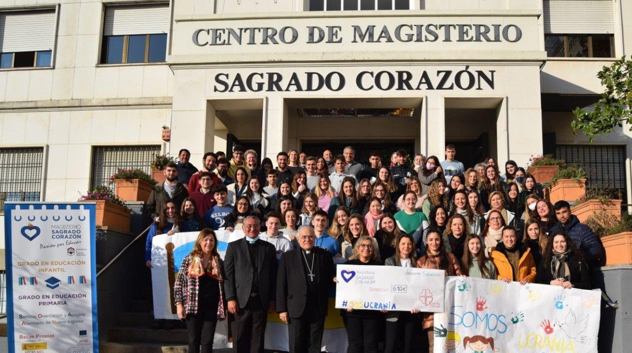 Alumnos de la escuela Sagrado Corazón, con el obispo de Córdoba