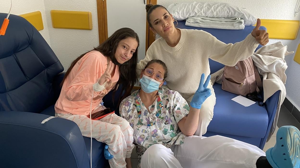 India Martínez y Manuela (con camiseta color salmón), durante la visita