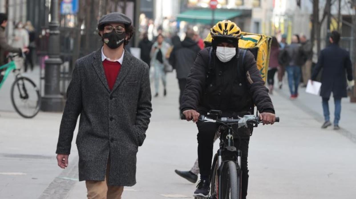 A pesar de no ser obligatoria en la calle mucha gente la continúa llevando