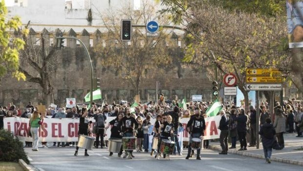 Colectivos onubenses se manifiestan en Sevilla por el cierre del vertedero de Nerva