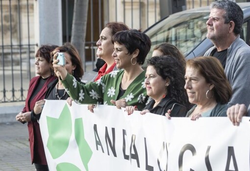Imagen de la manifestación con representantes de Adelante Andalucía, con Teresa Rodríguez (c) a la cabeza, participa junto con unas 3.000 personas, la mayoría vecinas de Nerva (Huelva)