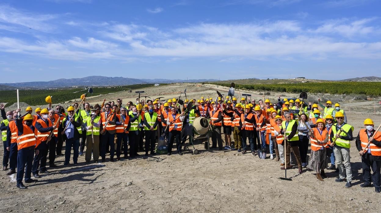 Los participantes en el acto han mostrado herramientas de trabajo en su protesta.