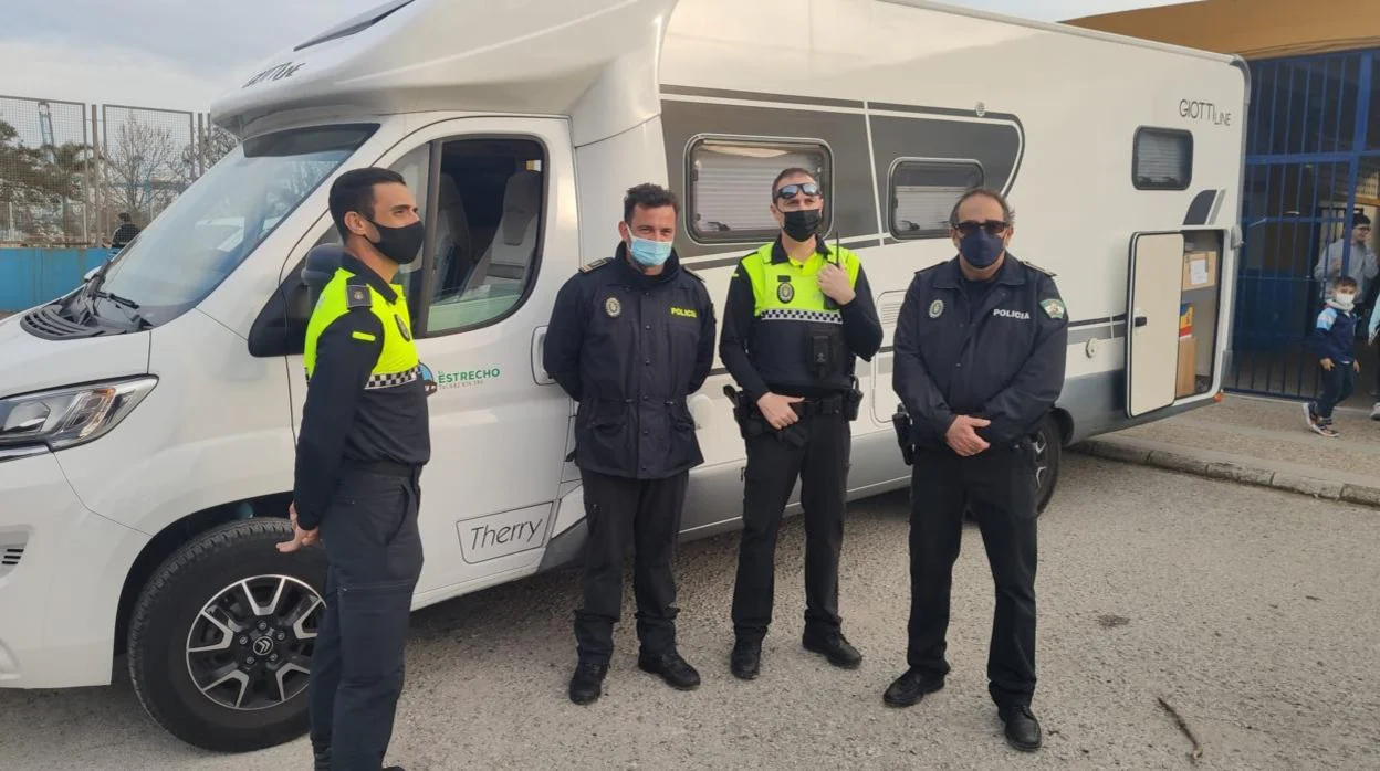 Los cuatro agentes de la Policía Local de Algeciras, junto a la autocaravana con la que han partido a Polonia