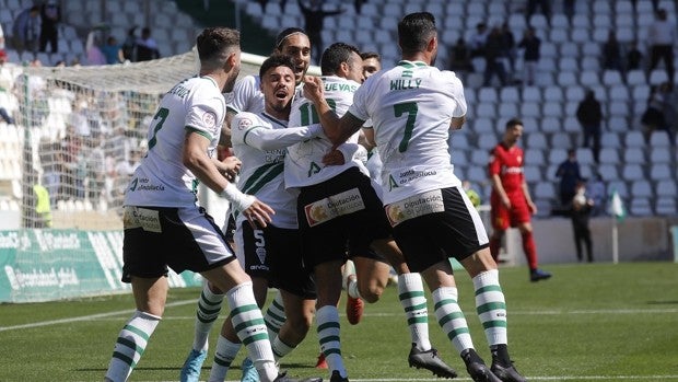 El Córdoba, con el objetivo de aprovechar la debilidad del Antequera en su estadio