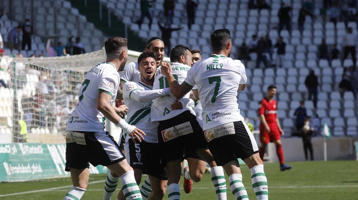 Los jugadores del Córdoba CF celebran un gol en El Arcángel