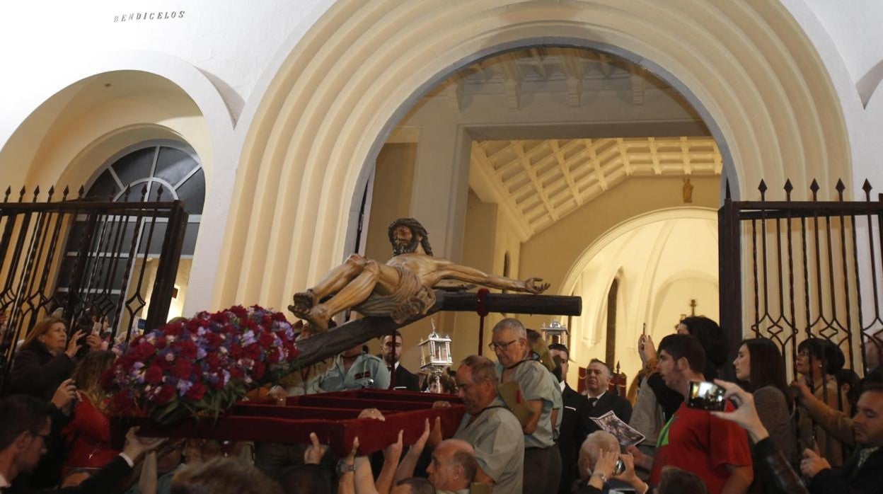 El Cristo de la Confianza, ante la parroquia de la Inmaculada, durante el vía crucis de marzo de 2019