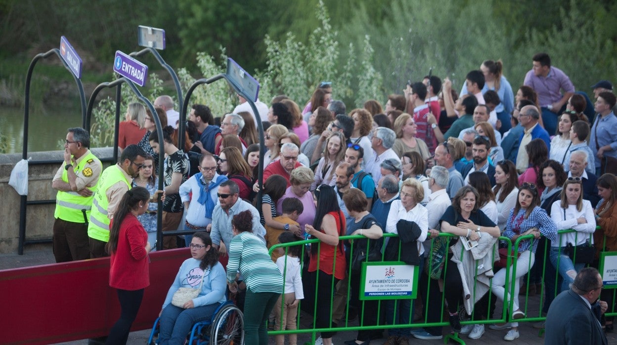 Público en los alrededores de la carrera oficial de la Semana Santa de Córdoba