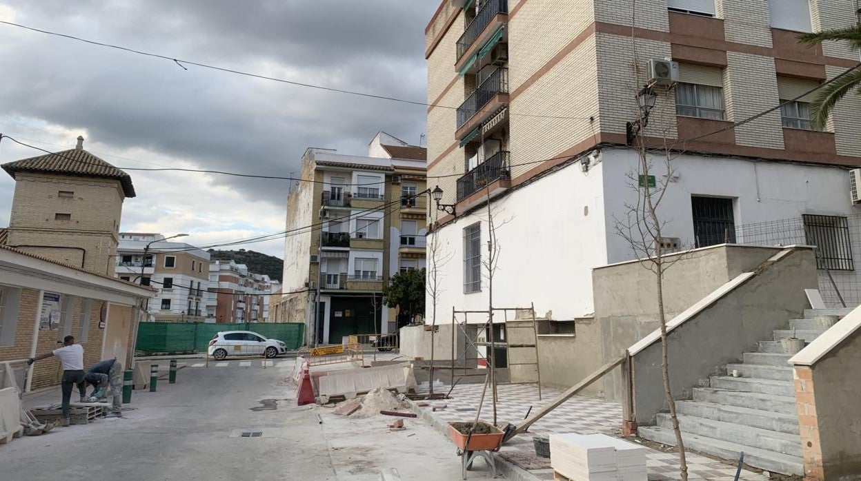 Obras de la ronda A-10 en la avenida de Andalucía, con el tramo a construir al fondo