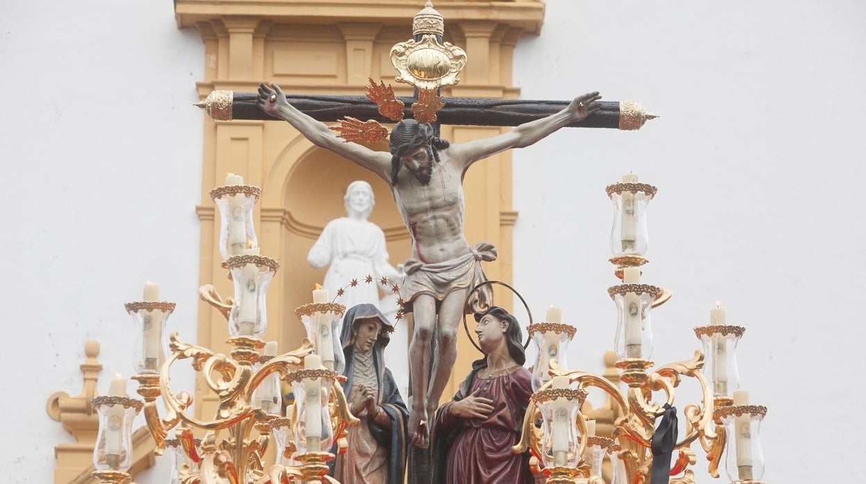 El Cristo del Amor, con la Virgen y San Juan, en su paso un Domingo de Ramos