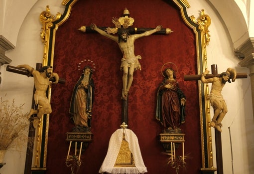 El Cristo del Amor, con la Virgen, San Juan y los dos ladrones, en el sagrario de Jesús Divino Obrero