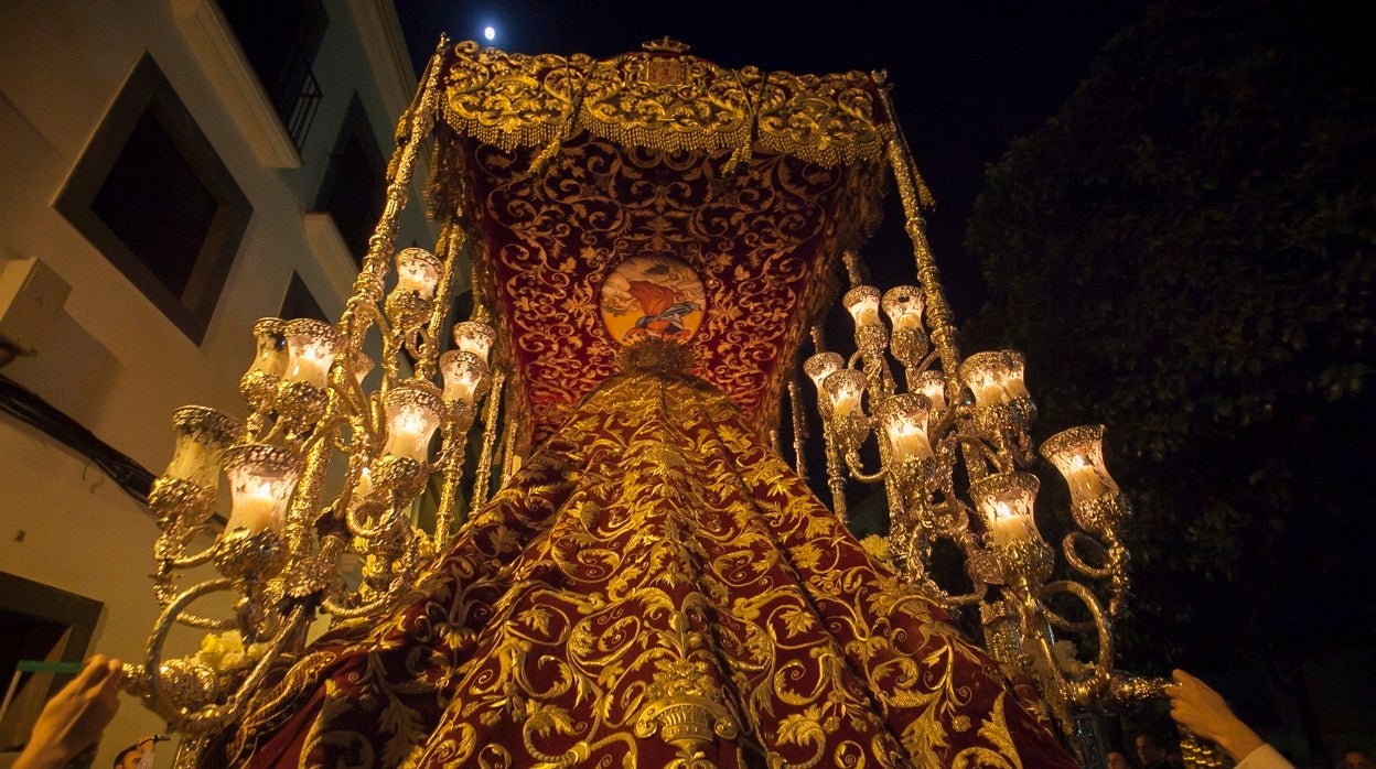 Manto y palio de Nuestra Señora Reina de los Mártires