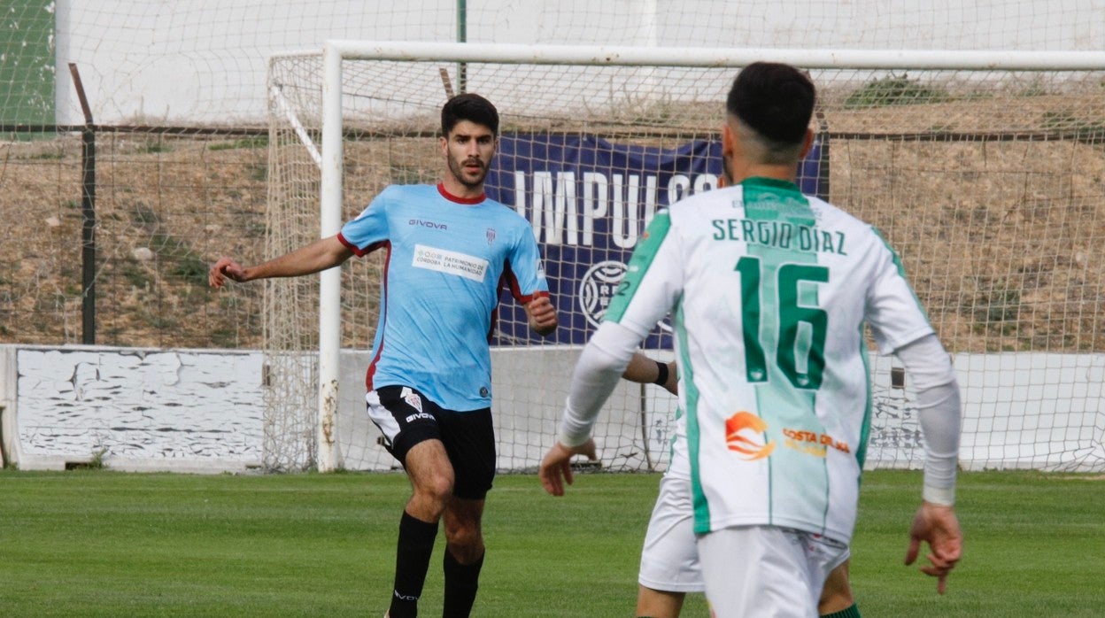 Visus controla el balón durante el partido