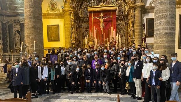 La juventud cofrade celebra su Vía Crucis en la iglesia de Santa Cruz