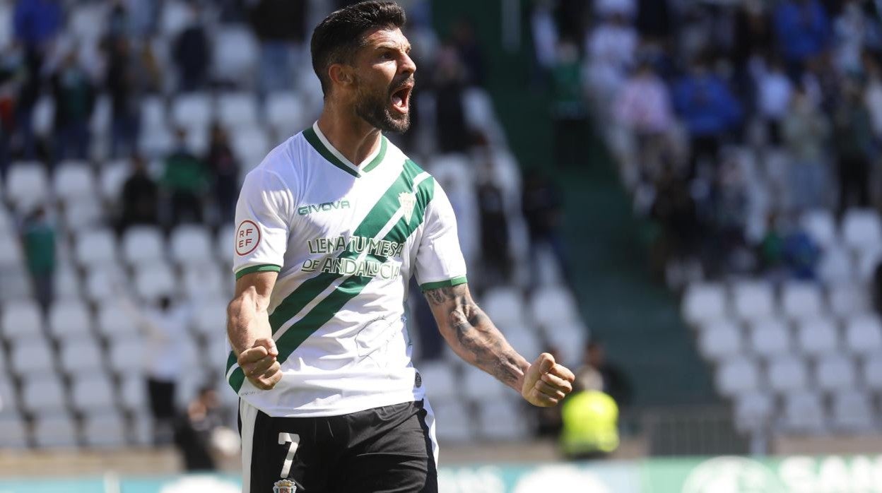 Willy celebra el 3-1 de la victoria del Córdoba ante el Mensajero, último partido en El Arcángel