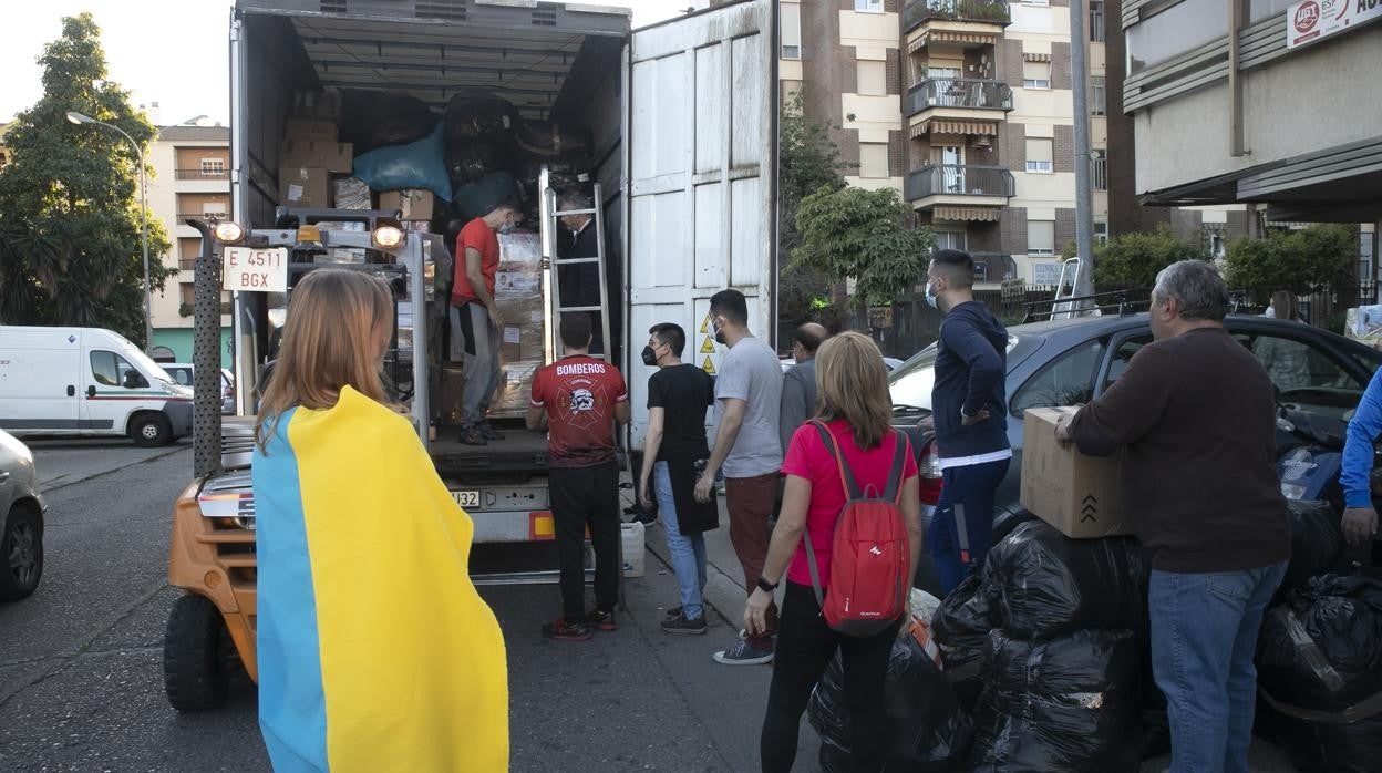 Cargamento en Córdoba de un camión con material donado para Ucrania