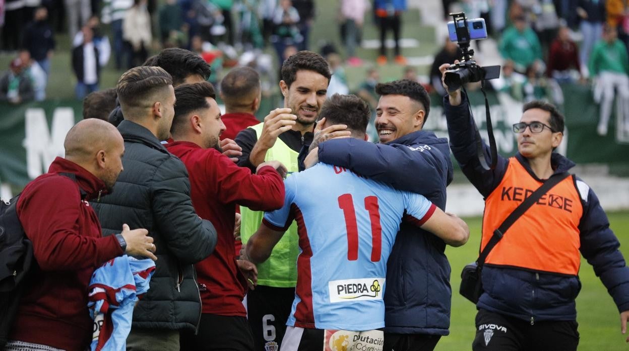 Omar Perdomo recibe la felicitación de Viedma y Toni Arranz