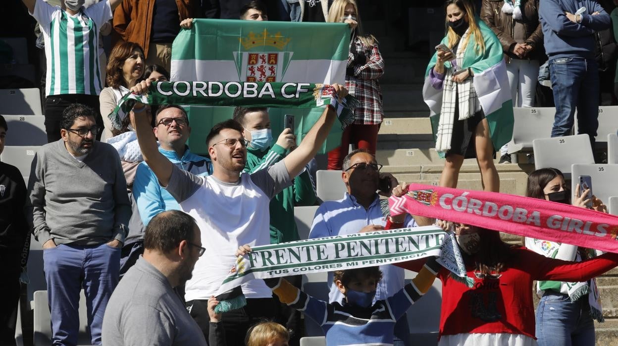 Aficionados del Córdoba, en el último partido en El Arcángel