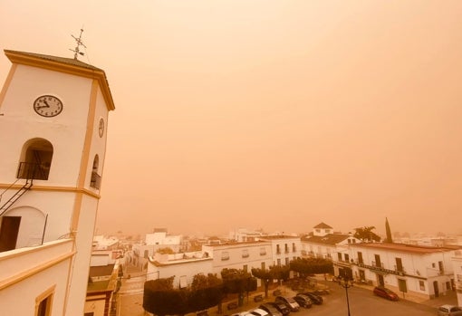 Vista de la plaza principal de Dalías cubierta por la calima.