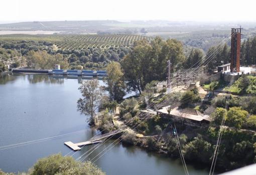 Vista del parque multiaventura con sus tirolinas sobre el río Bembézar