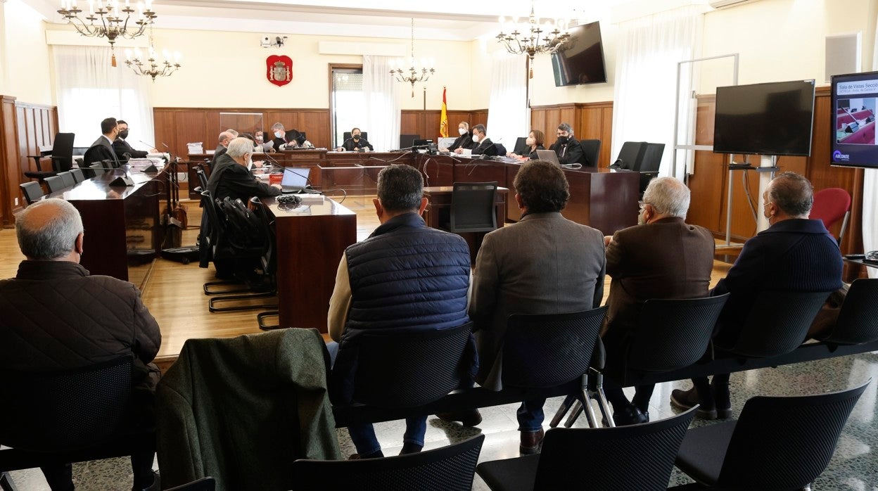 Primera sesión del tercer juicio de los ERE por las ayudas a las empresas del corcho de la Sierra Norte