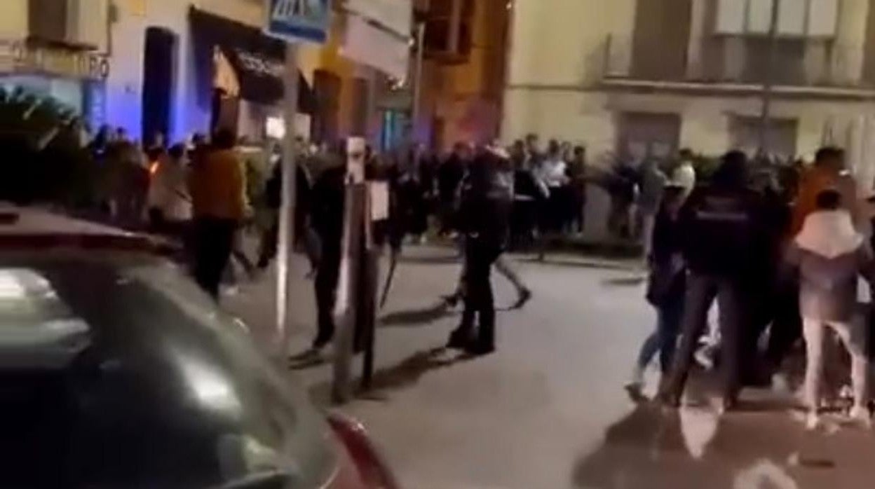 Policía durante su intervención en la pelea tumultuaria del pasado febrero en el centro de Lucena