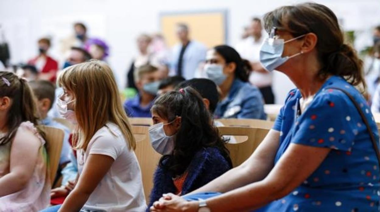 Niños con mascarilla en un centro educativo