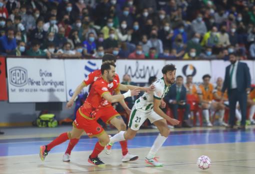 Zequi conduce el balón en Vista Alegre