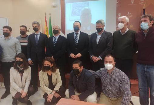 Foto de familia hoy de investigadores, rector y el director científico de Innolivar