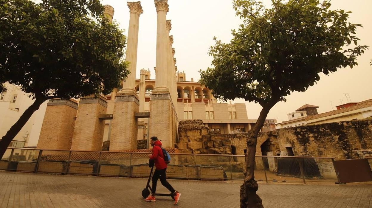 La calima ha dejado estampas no recordadas de los monumentos de Córdoba