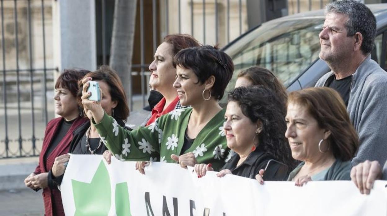 Teresa Rodríguez, de Adelante Andalucía, en la manifestación en contra de la planta de tratamientos de residuos que se celebró en el Parlamento de Andalucía