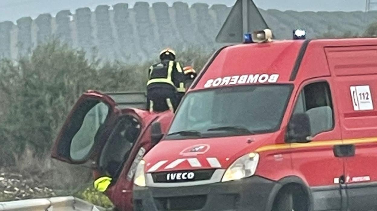 Bomberos intervienen en el coche accidentado donde una persona ha perdido la vida en la A-318