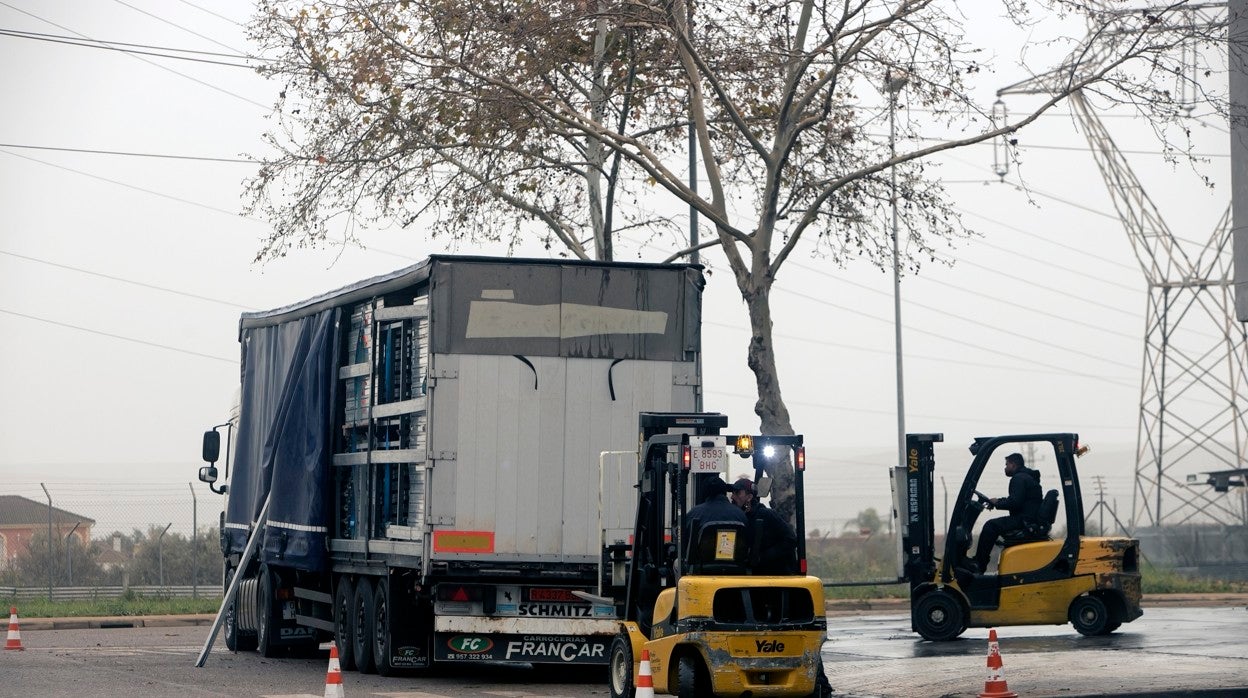 Descarga de un camión en Mercacórdoba durante la huelga