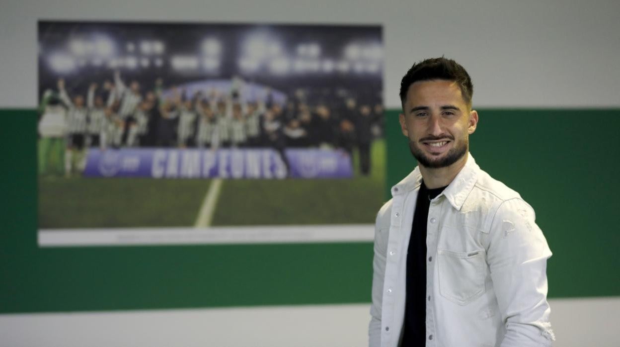 El extremo del Córdoba CF Omar Perdomo, ayer, en el estadio en la entrevista con ABC