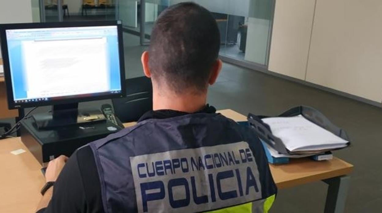 Un agente de la Policía Nacional consulta documentos en un ordenador