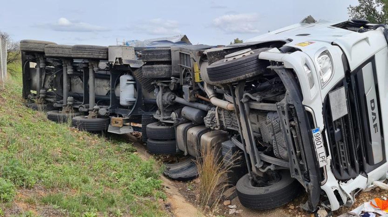 Estado en que quedó el camión accidentado en La Carlota